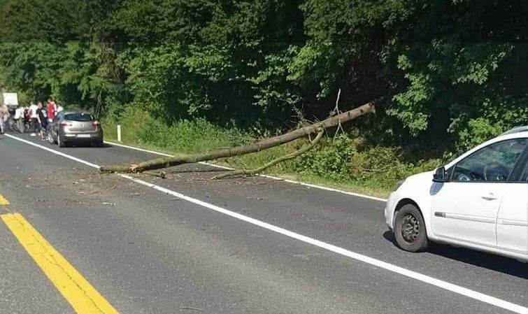Motociklista teško povrijeđen na putu Sarajevo – Olovo Motociklista teško povrijeđen na putu Sarajevo – Olovo