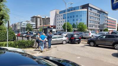  Auto spalo sa parkinga 